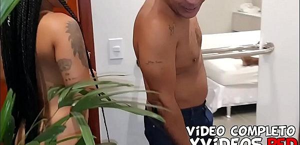  Marido cansado broxa e chama o amigo pra dar conta da sua esposa gostosa que queria fuder - Bibi Werneck - Leo Ogro - Romynhorj